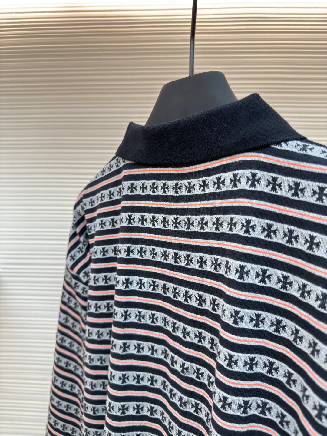 Chrome Hearts cross-striped POLO long sleeves ●Authentic product: Purchased and developed for 7900 ●Item number: 1680151-A55 ●Fabric: pure cotton fabric ●Technology: embroidery production ●Type: loose version ●Weight: about 305 grams ●Size: S-M-L ●Description: The yarn-dyed fabric has a minimum order of 1,000 meters. The cost is expensive. The embroidery uses imported Tajima embroidery machines, and the collar leather tag uses imported lambskin. The hardware is made of real antique silver which is extremely expensive. The overall wiring is straight and delicate, the fabric is comfortable and soft, and the color is consistent without color difference. It can be matched with the same style to create a fashionable look and control various occasions. Customized accessories, complete with three standards, same style for men and women!